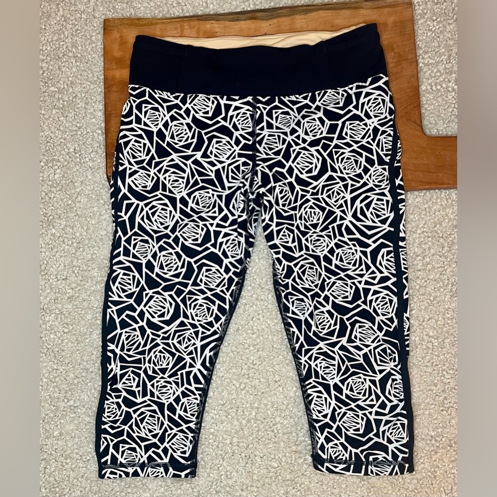 Lululemon Quick Crop Capri size 8. Posey Black & White Geometric Floral.